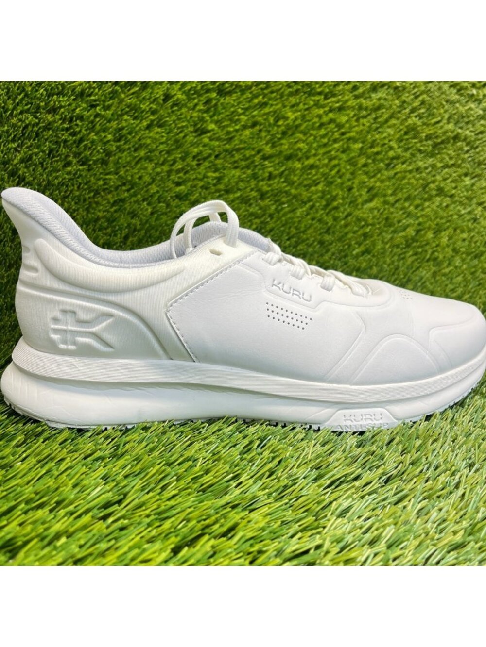 Kuru Shift Mens Size 9.5 Triple White Athletic Walking Anti-Slip Shoes Sneakers